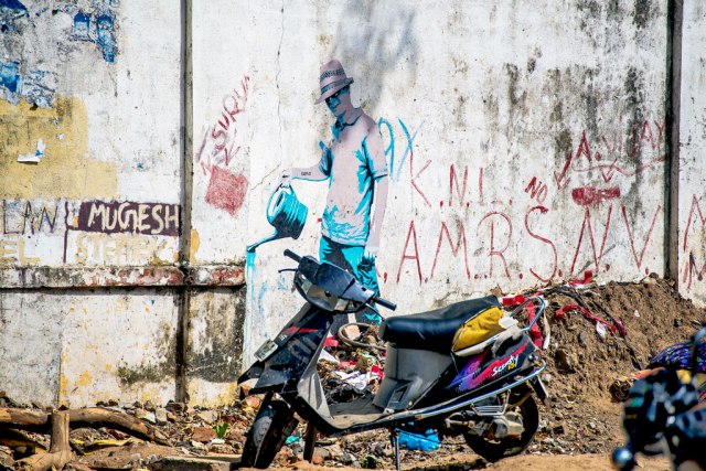 The graffiti in Pondicherry adopts Banky's style and attitude. This was on a wall next to a garbage dump. It's a me too but adds to Pondi city's connect with Europe in modern times. I'm glad I captured this art.
